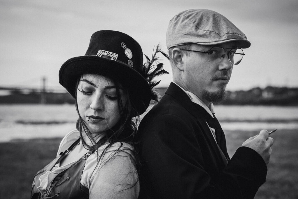 duo en noir et blanc dos à dos en mode cinéma