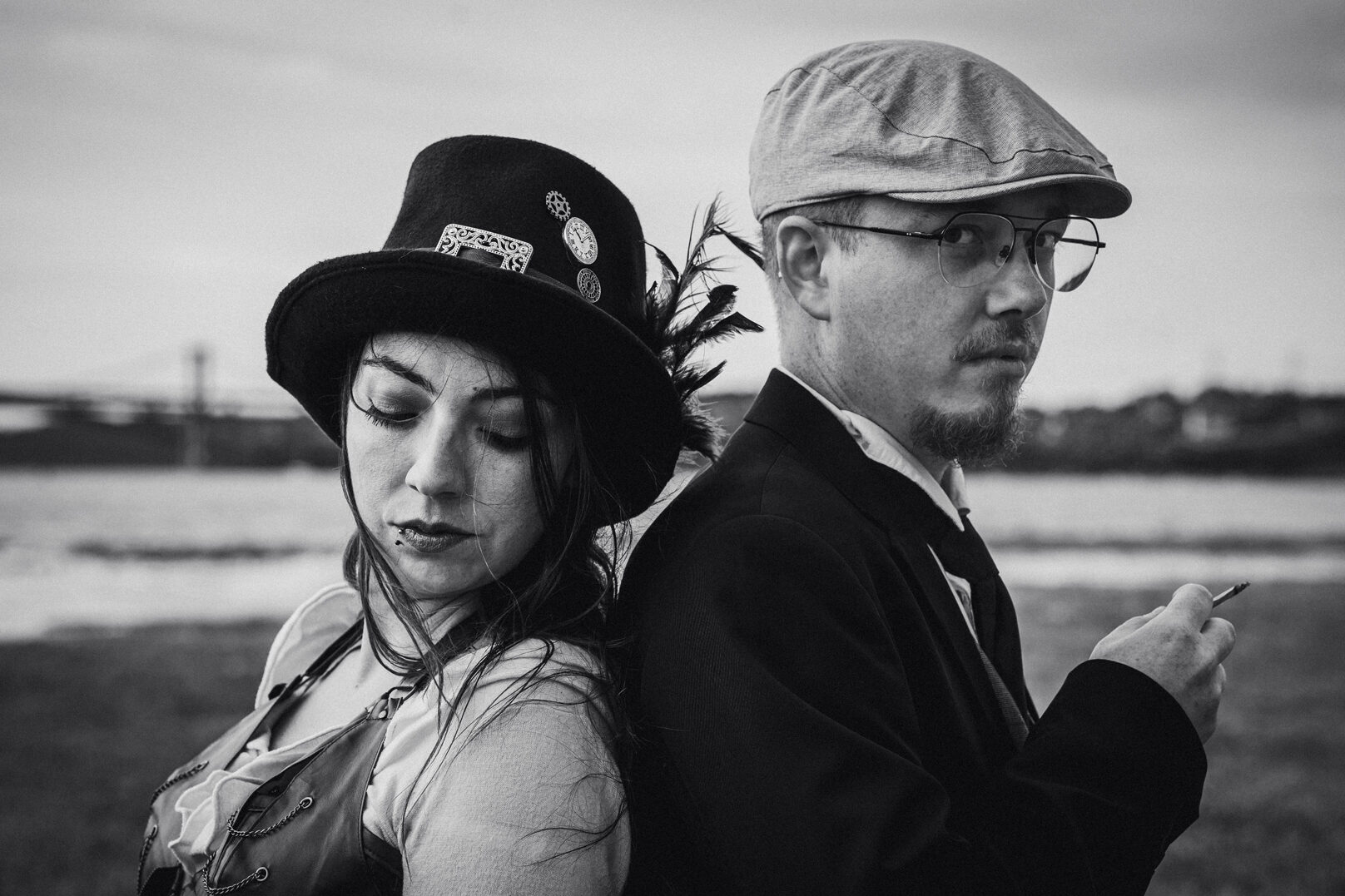 duo en noir et blanc dos à dos en mode cinéma