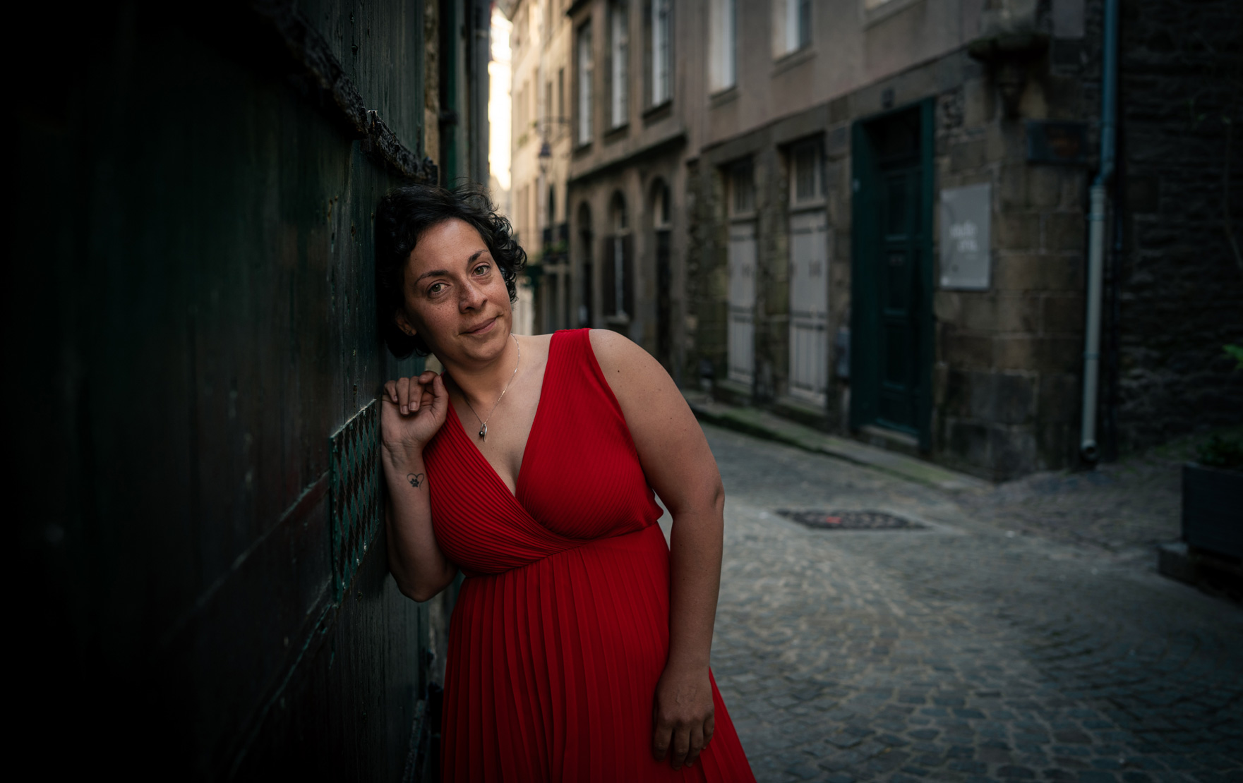 Portrait cinématographique dans une ruelle de Saint-Malo