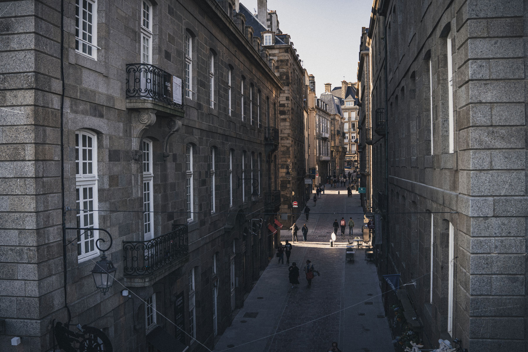 Séance photo grossesse dans les ruelles de Saint-Malo Intra-Muros