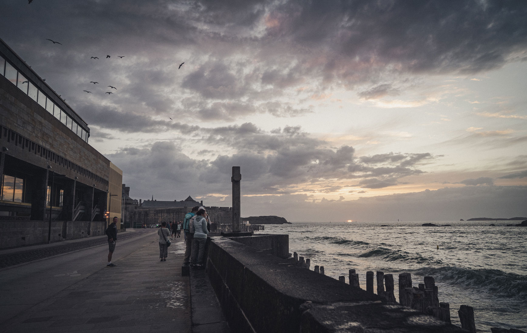 Séance photo couple sur la plage du Sillon à Saint-Malo