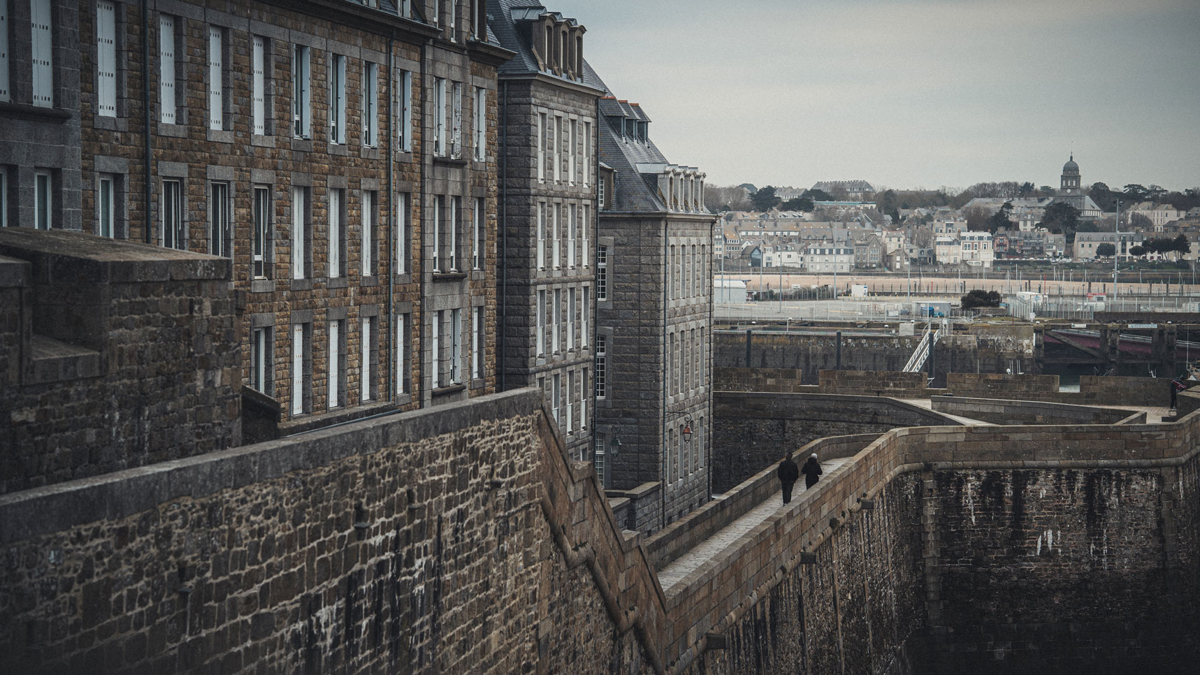 Séance photo grossesse sur les remparts de Saint-Malo