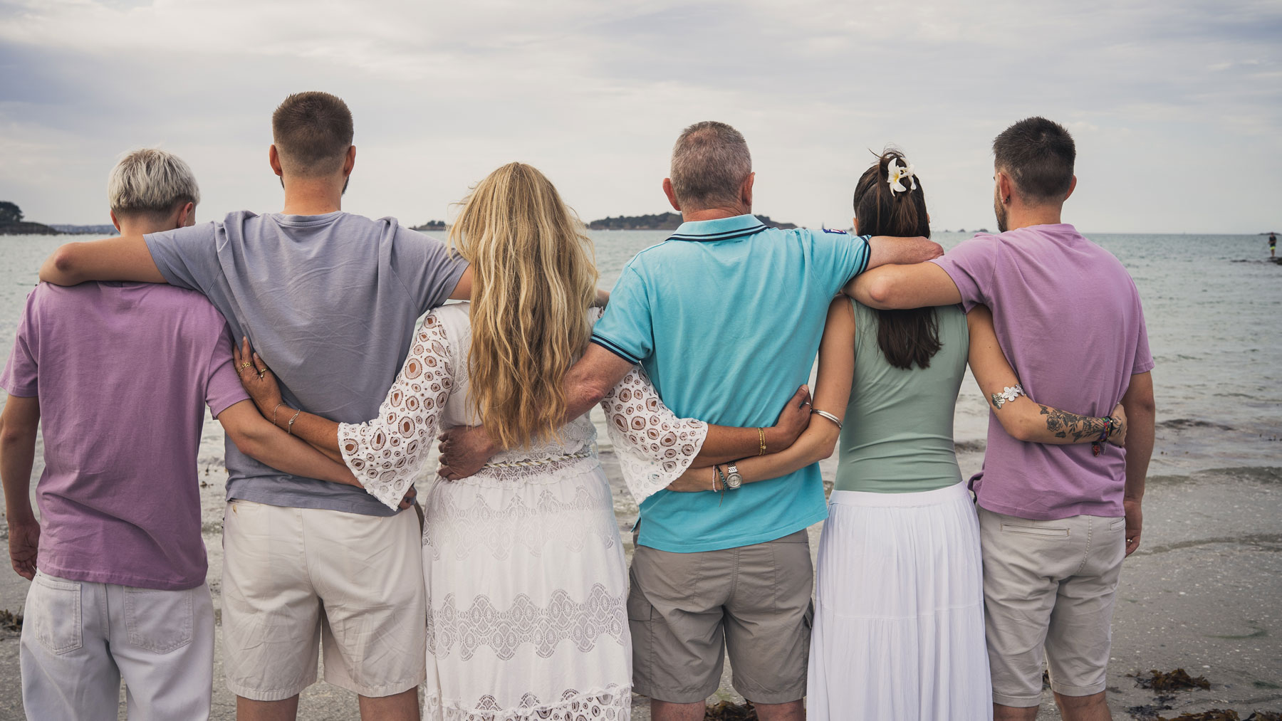 Famille sautant sur la plage pendant une séance photo à Lancieux