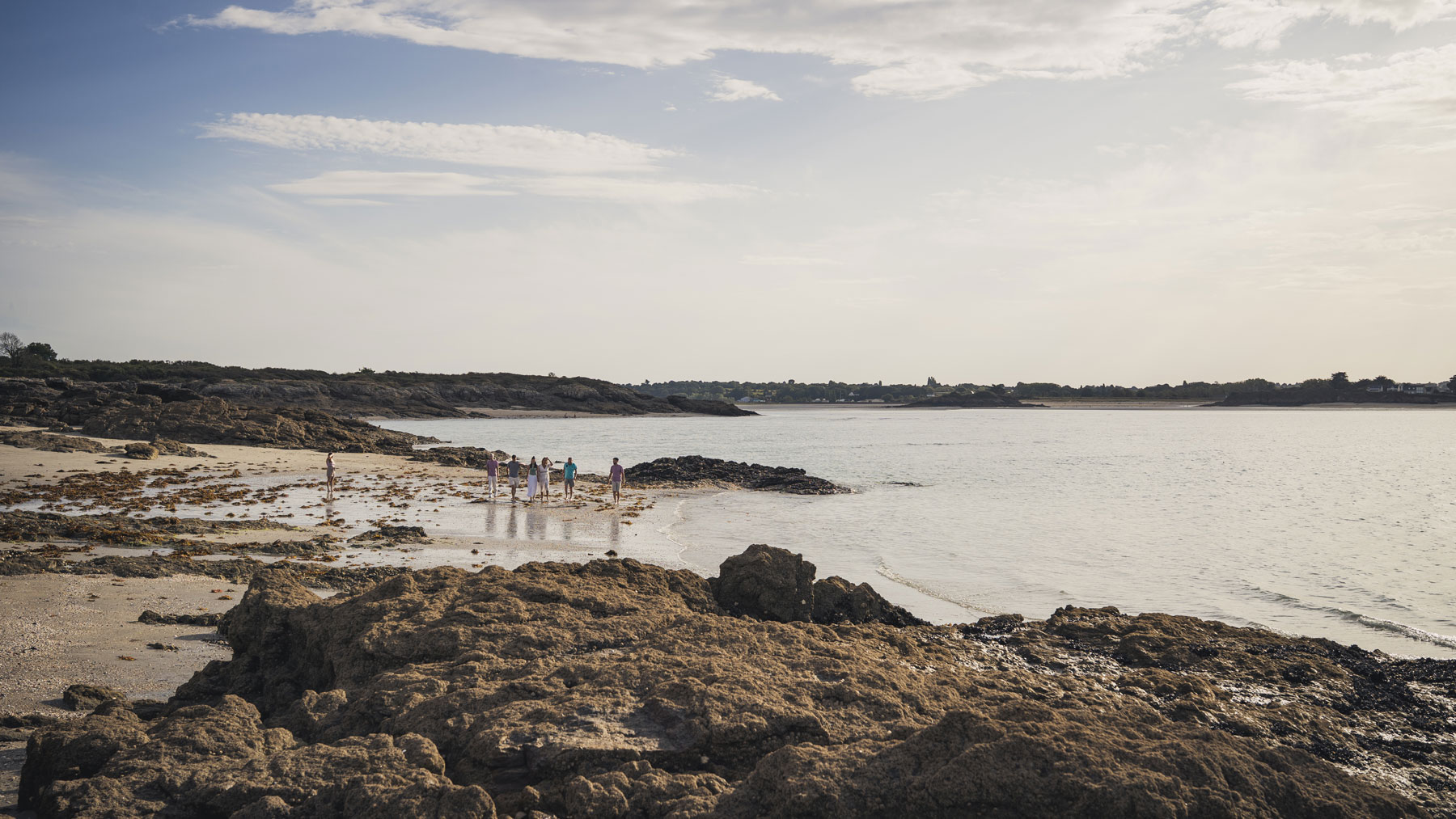 Séance photo famille sur la plage de Lancieux en Bretagne