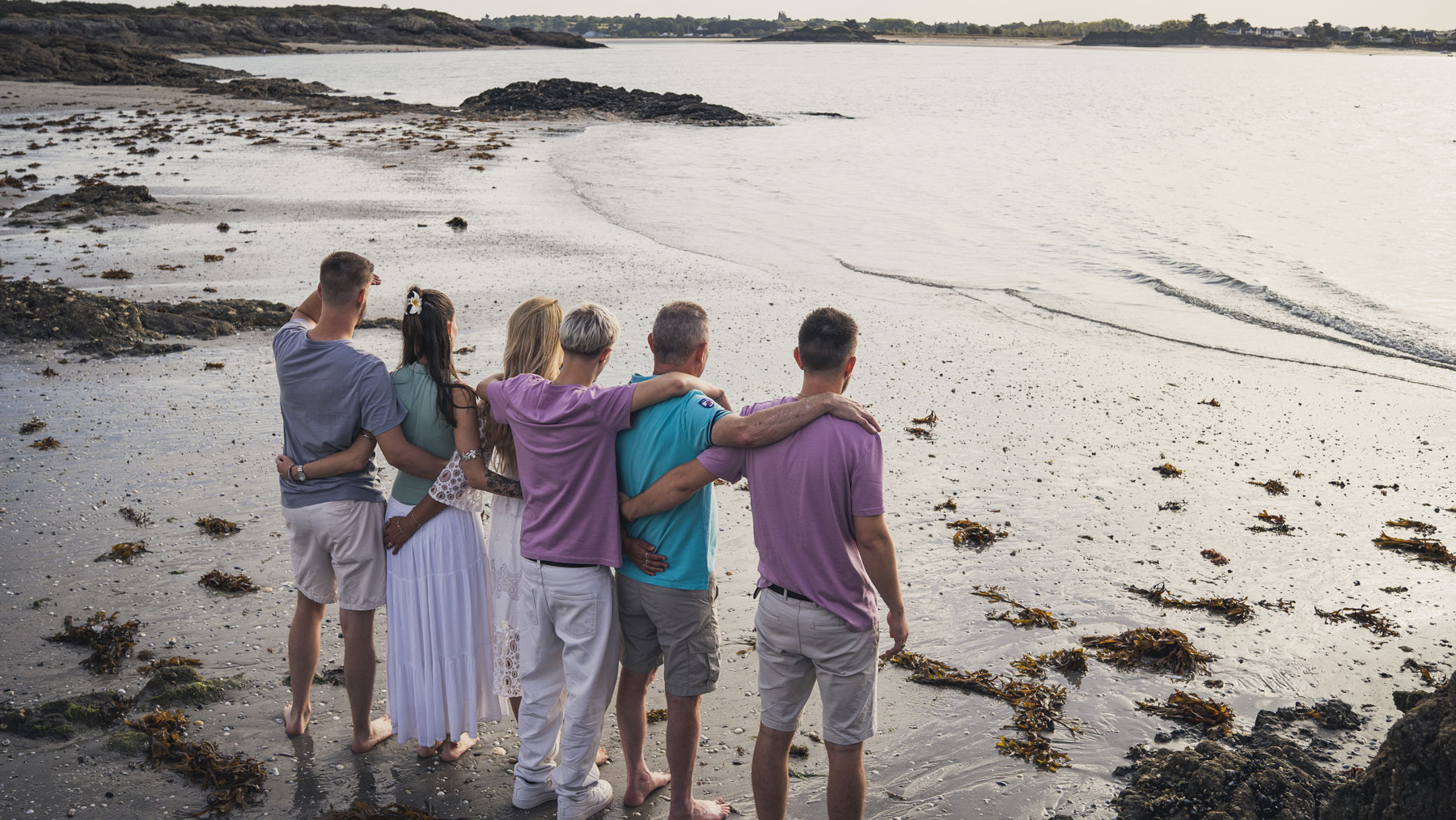 Séance photo famille à Lancieux : un moment naturel au bord de la mer